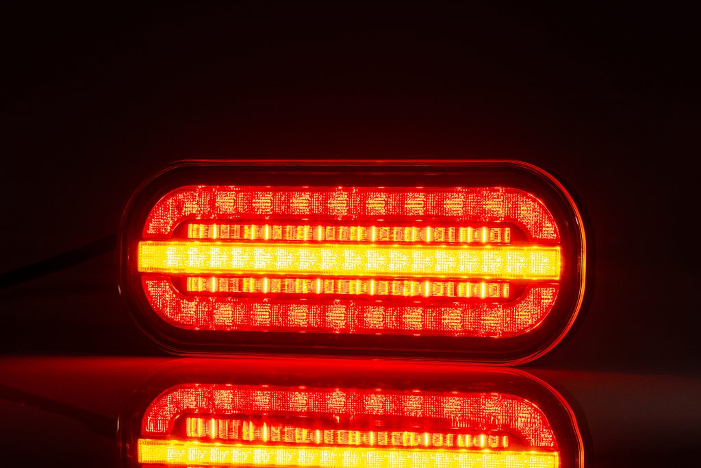 Комплект LED Светодиодни Стопове с Динамичен Мигач, С Букса и Окабеляване , 3 Функции, Е-Мark, 12V-24V