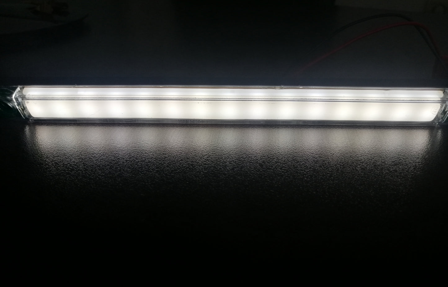1 брой LED Светодиоден Габарит Маркер с Неон Ефект Бял 12V-24V 24 см