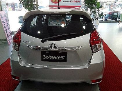 Спойлер антикрило за Toyota Yaris (2019+) - черен гланц