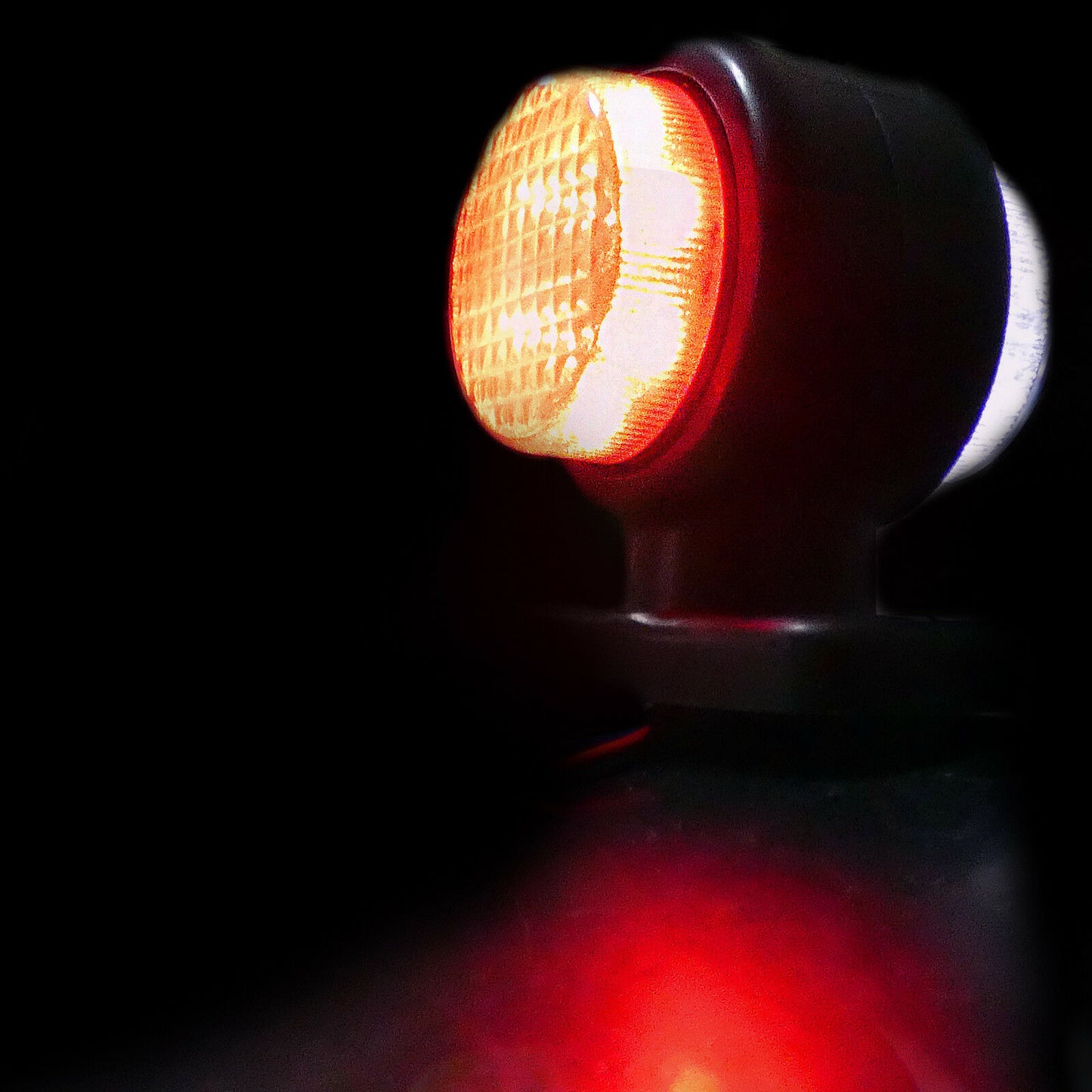2 броя 12V LED Гумени Странични Рогчета Маркери - габаритни светлини за камион тир ремарке - 85мм х 80мм бяло-червено